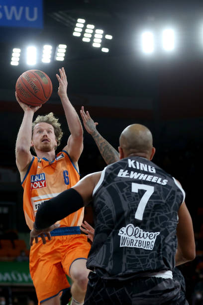 通过边路突 通过边路突